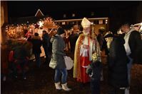 Der Nikolaus war die Attraktion bei der Weihnachtsmarkteröffnung.