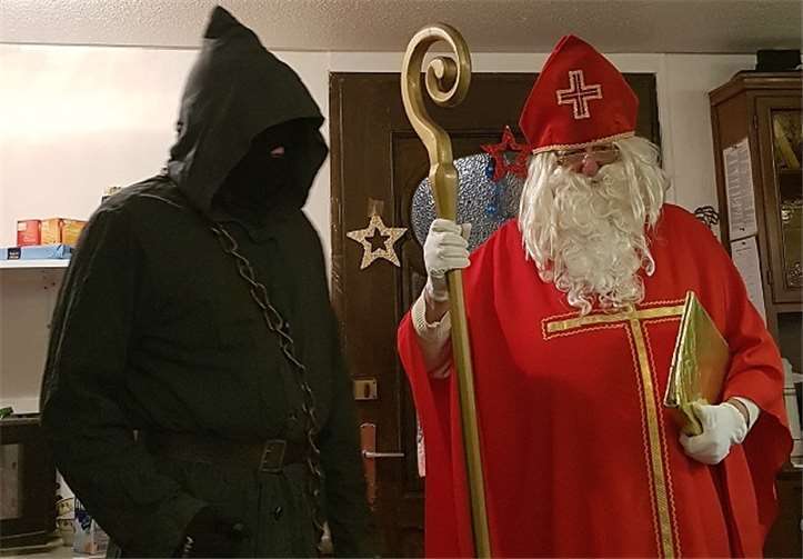 Der Nikolaus war mit Knecht Ruprecht im Vereinsheim zu Besuch. privat