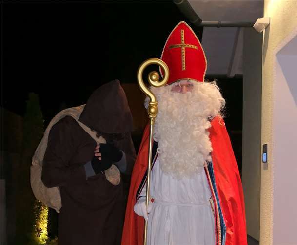 Der Nikolaus war mit seinem treuen Begleiter Knecht Ruprecht zu Besuch in Burgen.  privat