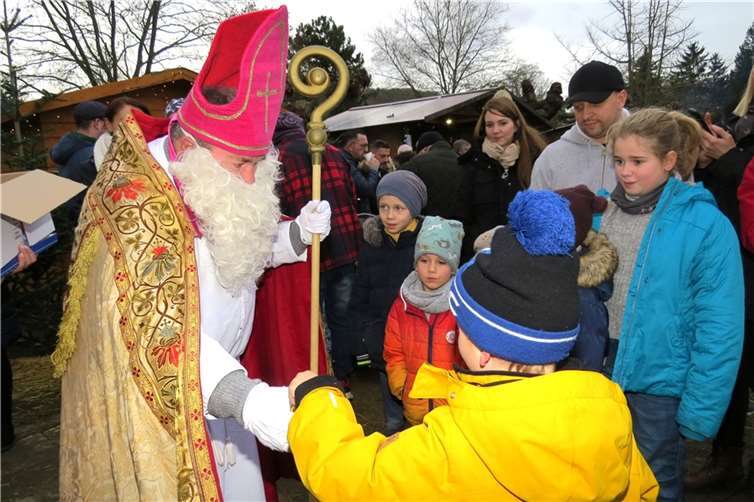 Der Nikolaus war umringt von Kindern.