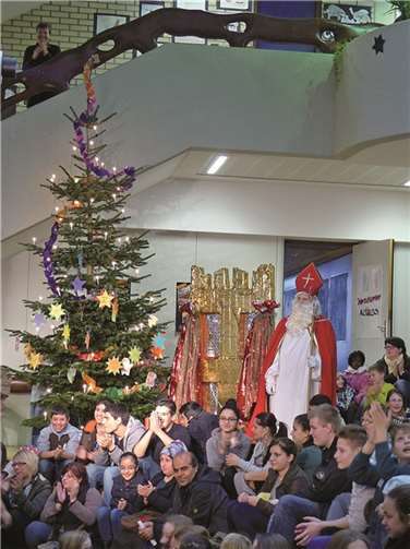 Der Nikolaus war zu Besuch in der St. Thomas Realschule plus.