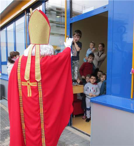 Der Nikolaus war zu Gast bei den Goethe-Knirpsen.