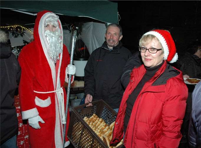 Der Nikolaus wurde bei seinem Rundgang von Klaus Winkler und Eva Keuler begleitet.