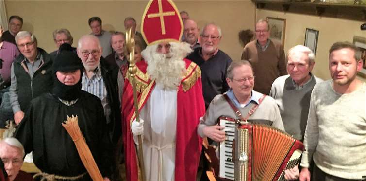 Der Nikolaus wurde unter musikalischer Begleitung von Erwin Röhrig und den Gästen mit dem Nikolauslied empfangen. privat