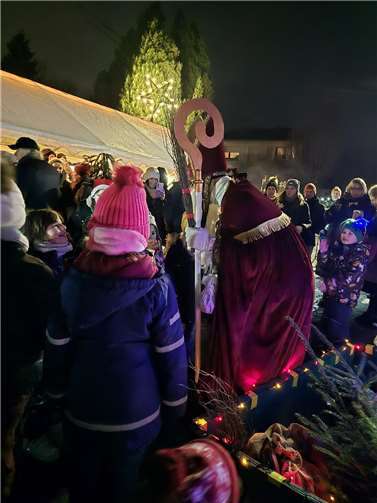 Der Nikolaus wurde von vielen Kindern begrüßt.  Fotos: privat