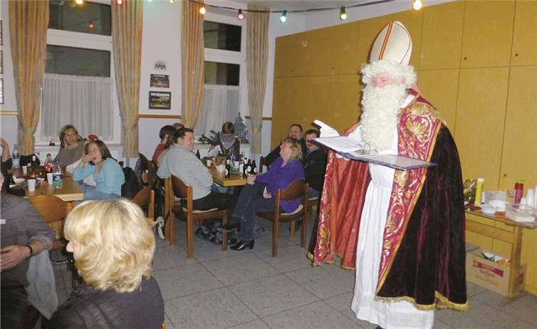 Der Nikolaus wusste einige Anekdötchen aus dem abgelaufenen Jahr zu berichten.