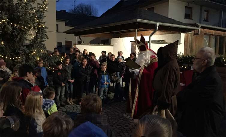 Der Nikolaus zusammen mit Knecht Ruprecht am Brunnenplatz in Bruchhausen vor zahlreichen Besuchern.Privat