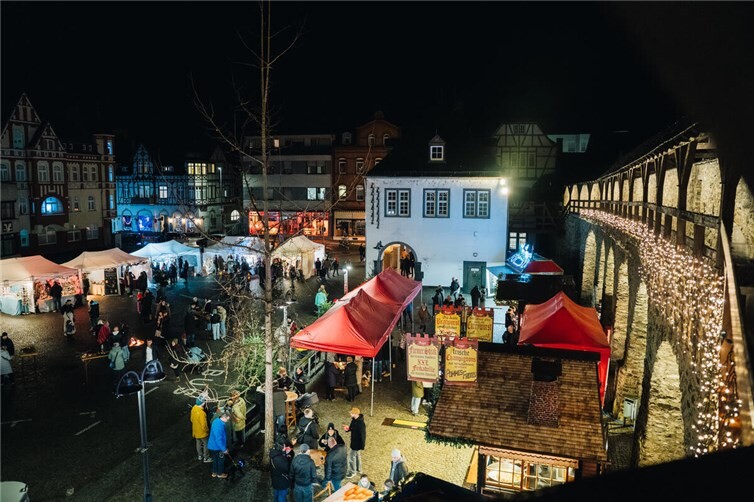Der Nikolausmarkt lockte viele Besucher auf den Salhofplatz.Fotos: Aleksandra Szukala