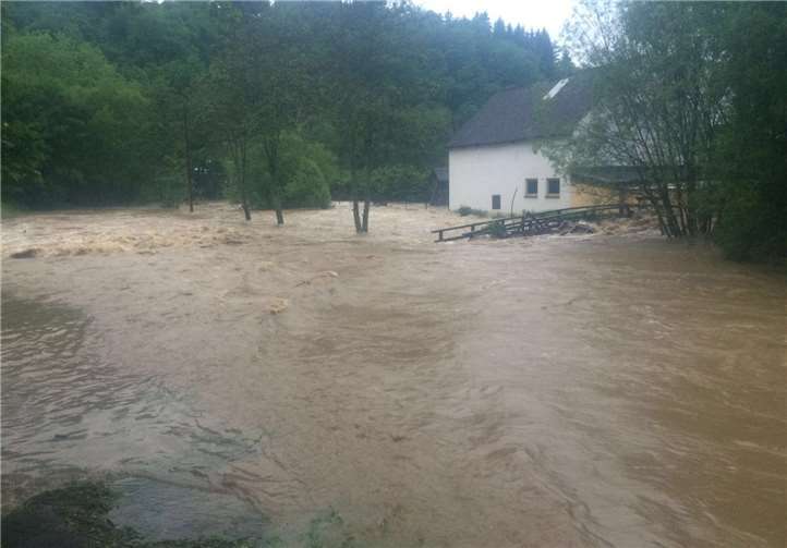 Der Nitzbach verwandelte sich in einen reißenden Strom. FFW Nachtsheim