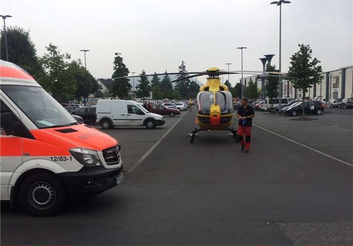 Der Notarzt wurde per Rettungshubschrauber vor Ort gebracht, der die Fahrerin über einen längeren Zeitraum reanimieren musste.