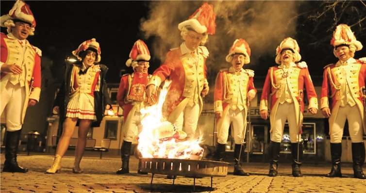 Der Nubbel, eine Figur des Sündenbocks, verbrennt unter den Augen der Anwesenden. privat