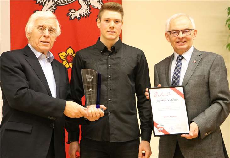 Der Nürburger Fabian Krämer (Mitte) ist Sportler des Jahres der Verbandsgemeinde Adenau: Fritz Langenhorst (links) für den Sportbund Rheinland und Udo Seifen für die Verbandsgemeinde ehrten den langjährigen und erfolgreichen Skisportler aus den Reihen des TuWi. Fotos: CRO