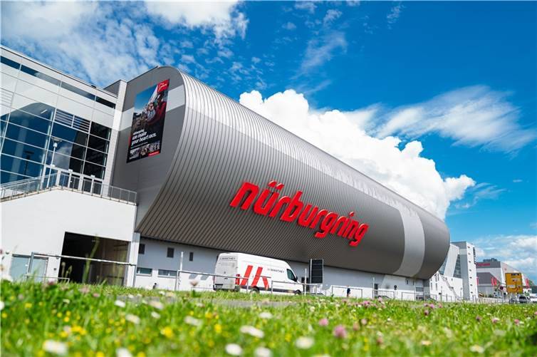 Der Nürburgring sichert sich Platz 4 der beliebtesten Sehenswürdigkeiten Deutschlands. Mehr als 25.000 User aus über 20 Ländern nutzten zwischen März und Juli 2024 die Möglichkeit, die aus ihrer Sicht besonders empfehlenswerten touristischen Ziele zu benennen. Foto: Gruppe C