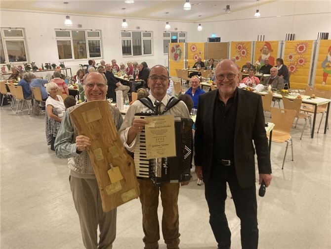 Der OGV-Vorsitzende Norbert Buchbender (rechts) und sein Vize Josef Weich (links) ehren Peter-Josef Euskirchen als vorbildlichen Gärtner und Alleinunterhalter, der seit Jahrzehnten für Schwung und gute Laune beim traditionsreichen Erntedankfest sorgt.  Foto: Heinz Schmitz