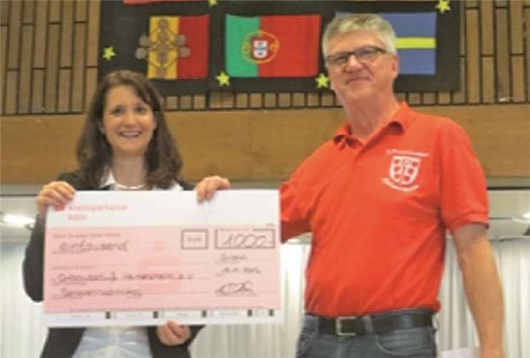 Der OHK-Vorsitzende freute sich über den Scheck der Kreissparkasse Köln, der von Frau Klütsch überreicht wurde.privat