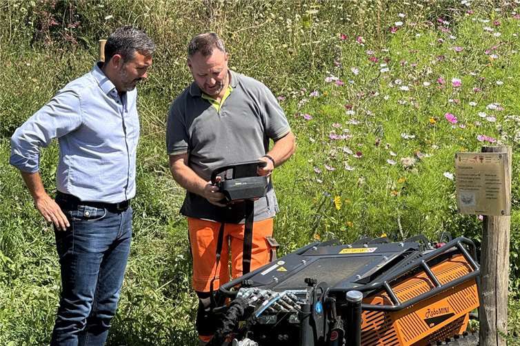 Der Oberbürgermeister hat es sich nicht nehmen lassen, die „Mähraupe“ zu erproben und den Hang am Stadtgraben zu mähen. Fotos: Stadtverwaltung Andernach / Elline Köckritz