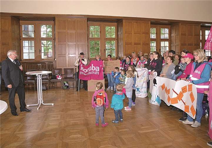 Der Oberbürgermeister hatte ein offenes Ohr für die Erzieherinnen.privat