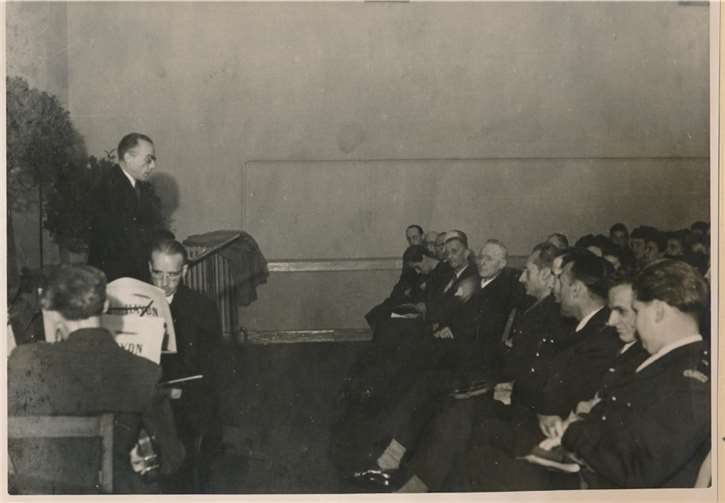 Der Oberlahnsteiner Bürgermeister Franz-Josef Geil am Rednerpult bei der Eröffnungsfeier der VHS 1947.Stadtarchiv Lahnstein