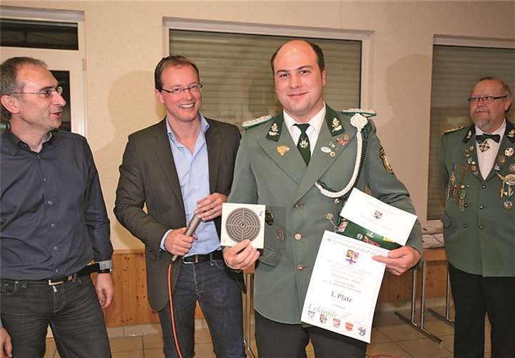 Der Obermendiger Brudermeister Christoph Nolden hatte mit seinem Team ein tolles Verbandsgemeinde-Pokalschießen 2013 organisiert. Stolz verkündete Bürgermeister Jörg Lempertz (mit Mikro), dass Herr Nolden auch noch ein guter Schütze ist und beim Wettbewerb auf die Ehrenscheibe der Männer den ersten Platz belegte.