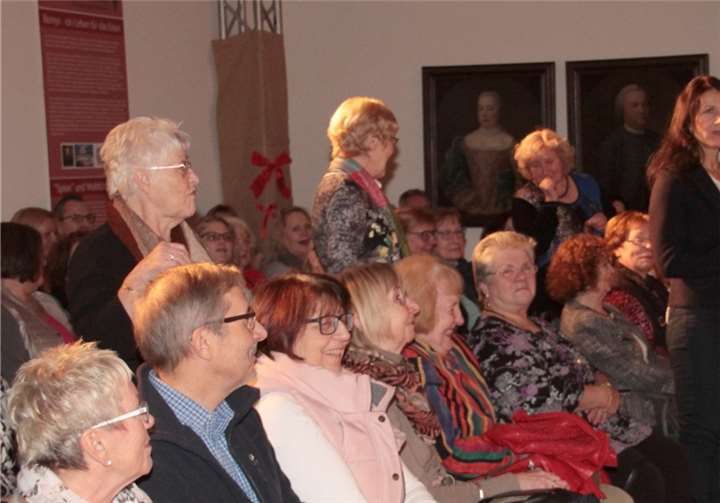 Der Oberpförtner (Alois Müller) beteiligt auch das Publikum am Geschehen – zu deren ganz besondere Freude.