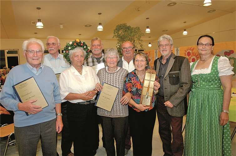 Der Obst- und Gartenbauverein ehrte seine verdienten Mitglieder: Alois Rüddel (Ehrenurkunde für 30 Jahre Mitgliedschaft), Heinrich Menden (30 Jahre), Ilse Epping (Erntekönigin), Juppi Schneider (30 Jahre), Ursula Weinberg (30 Jahre), August Richarz (Zweiter Vorsitzender), Gabi Adenauer (erhielt den Goldenen Spalten), Eduard Richarz Mitgliedschaft seit 60 Jahren) und Kartini Klein (Erster Vorsitzender). privat