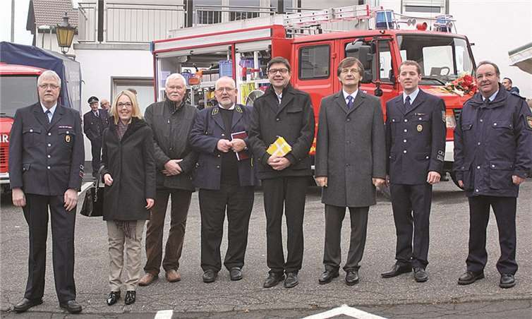 Der Ockenfelser Löschzug um Wehrführer Artur Schlüter konnte mit der Einsegnung des MLF sein erstes wasserführendes Fahrzeug in Besitz nehmen. DL