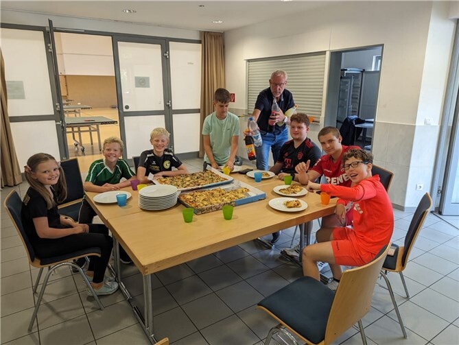 Der Oedinger Ortsbeirat spendierte den Jugendlichen Mittagessen und Getränke. Foto: SV Oedingen