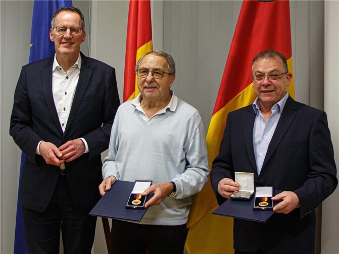 Der Örmser Leichtathletik-Abteilungsleiter Kurt Schüller (Mitte) wurde kürzlich für sein sportliches Lebenswerk mit der Landesverdienstmedaille ausgezeichnet.  Foto: Innenministerium des Landes Rheinland-Pfalz