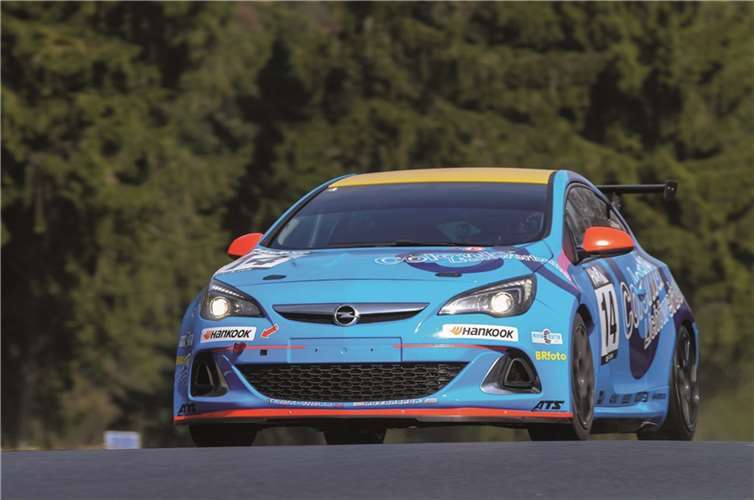 Der Opel von Hankook bei den Test- und Einstellfahrten.  Privat