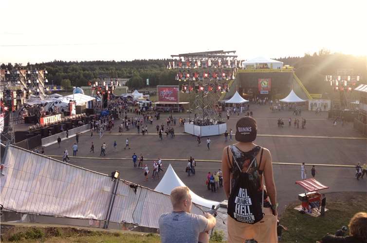 Nature One ging friedlich zu Ende Der Open Air Floor kurz nach der Eröffnung. Foto: Polizeipräsidium Koblenz