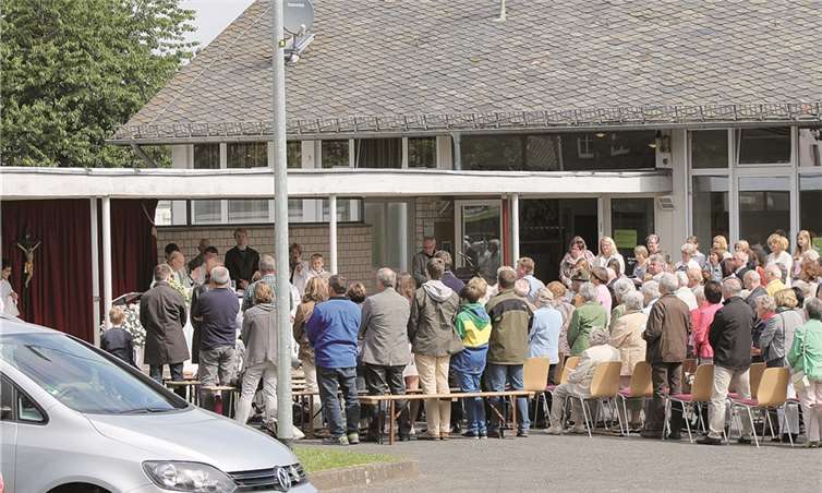 Der „Open-Air-Gottesdienst“ vor dem Bürgerhaus Kell.  Privat