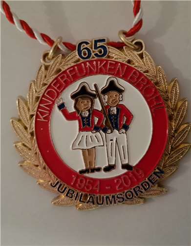 Der Orden der Brohler Kinderfunken weist auf das Jubiläum hin.