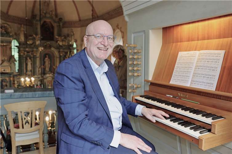 Der Organist begrüßt die Gäste des Konzerts.  Foto: Werner Dreschers