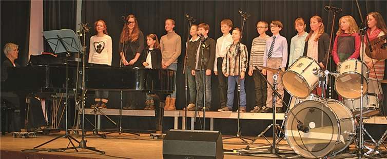 Der Orientierungsstufenchor eröffnet das traditionelle Weihnachtskonzert des Martinus Gymnasiums. DL