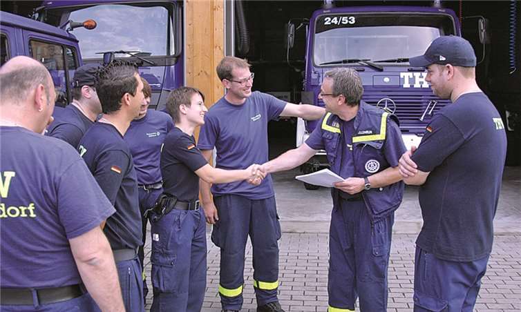 Der Ortbeauftragte des THW Bendorf, Jörg Lohrum, verabschiedet die siebenköpfige Gruppe in den Raum Magdeburg.