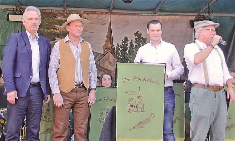 Der Ortsausschussvorsitzende Peter Eich (r.) begrüßte die Gäste des zehnten Herbstmarktes in Oberdrees. Grußworte hatten auch (v.l.) Bürgermeister Stefan Raetz, Ortsvorsteher Kurt Brozio und Stepan Moss von der KSK Köln im Gepäck. STEIN