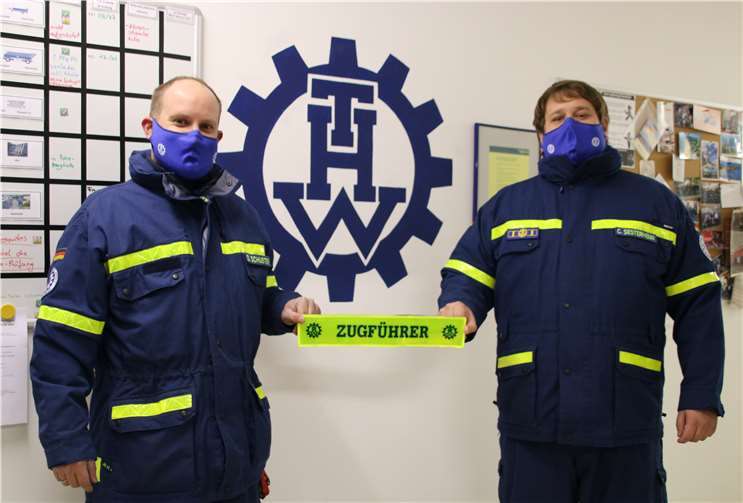 Der Ortsbeauftragte Christoph Sesterhenn übergab Dominik Schuster feierlich, unter Einhaltung der geltenden Hygienevorschriften, seine neuen Dienststellungskennzeichen.Fotos: THW Cochem