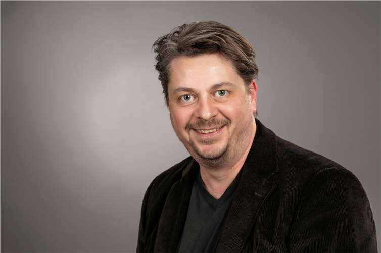 Der Ortsbeigeordnete Heiko Kipfelsberger informiert über Initiativen zur Verbesserung der Verkehrssicherheit in Rheinbreitbach. Foto: Heinz-Werner Lamberz/Creativ Picture