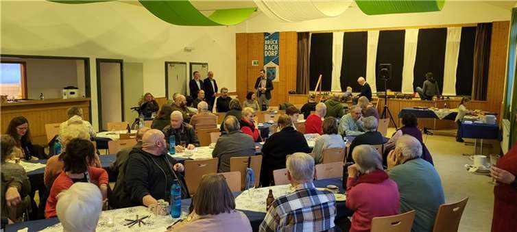 Der Ortsbeirat Brückrachdorf und der Förderverein konnten viele Brückrachdorfer in der Sängerhalle zum Neujahrsempfang begrüßen.  Foto: privat