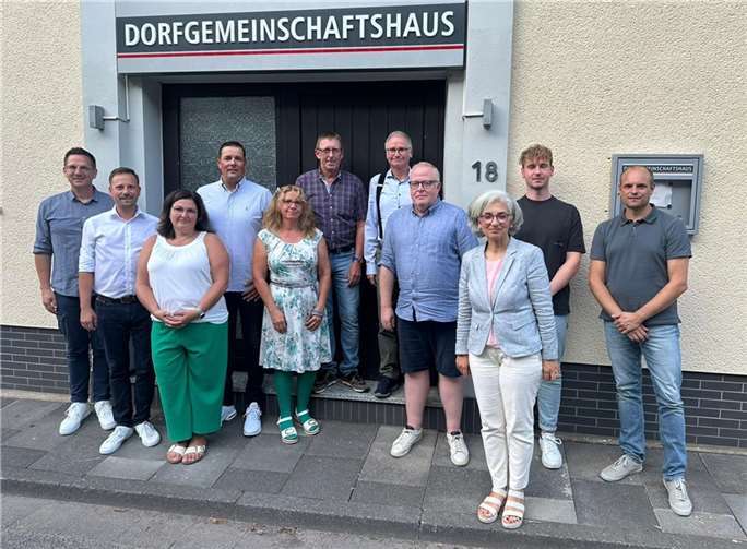 Der Ortsbeirat Rolandswerth mit Bürgermeister Björn Ingendahl, der Beigeordneten Rita Schäfer sowie Büroleiter Marc Göttlicher.  Foto: privat