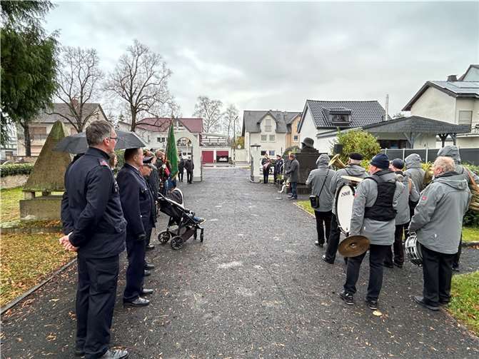 Der Ortsbeirat, die Ortsvereine und die Bürgerschaft folgten dem Aufruf des Ortsvorstehers zur Gefallenenehrung in Treidelort Kripp.  Foto: privat