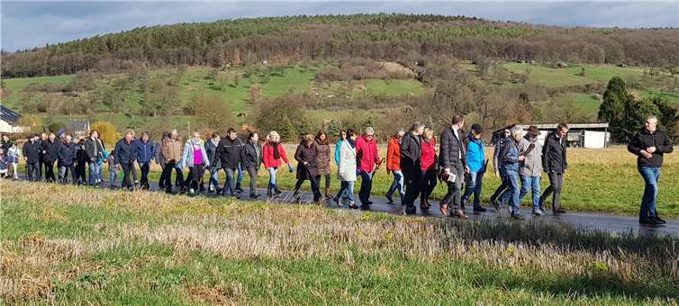 Der Ortsbeirat und Löhndorfer Wanderfreunde auf dem Weg zum Spielplatz Prümerstraße.