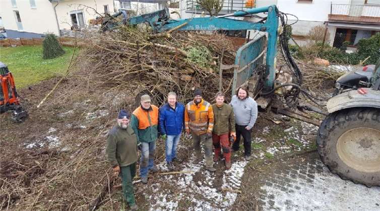 Der Ortsbeirat und die Dorfgemeinschaft bedankten sich für die tatkräftige Unterstützung bei den anwesenden Helfern.
