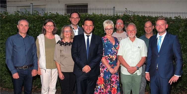 Der Ortsbereirat 2019 v.l.n.r.: Djoni Nikolla CDU, Lydia Alsbach-Wendling Bündnis90/Die Grünen, Michaela Puchta CDU, Stefan Israel CDU, Ortsvorsteher Thomas Roos CDU, Sarah Lipinski-Wasilewski SPD, Reinhard Alsbach Bündnis90/Die Grünen, Robert Doff-Sotta SPD, Martin Monjour CDU und Christian Franké SPD. Foto: Herbert Hennes
