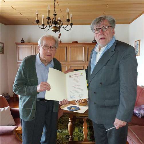 Der Ortsbürgermeister Roland Lorenz gratulierte Paul Baumhauer im Namen der Ortsgemeinde Caan und der Verbandsgemeinde Ransbach-Baumbach recht herzlich. Foto: privat