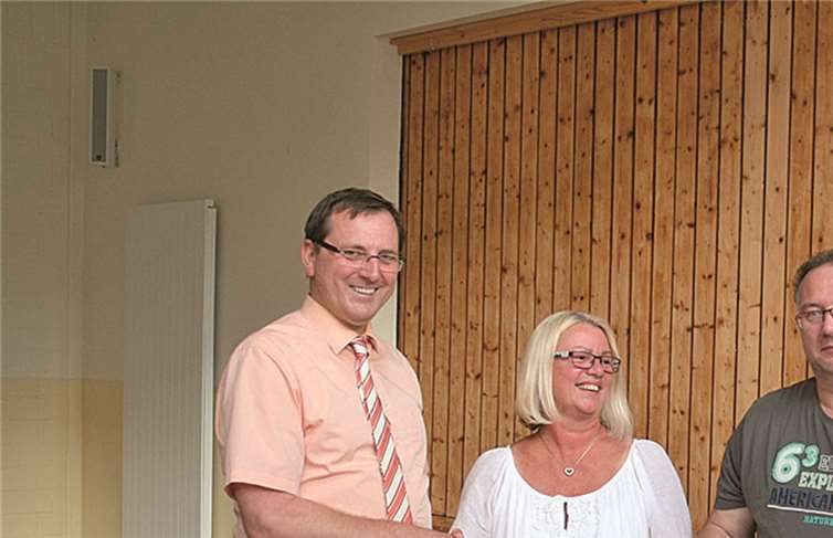 Der Ortsbürgermeister bedankt sich bei den ausgeschiedenen Ratsmitgliedern Jutta Müller, Jörg Dietzler und Sabine Löpp (von links).