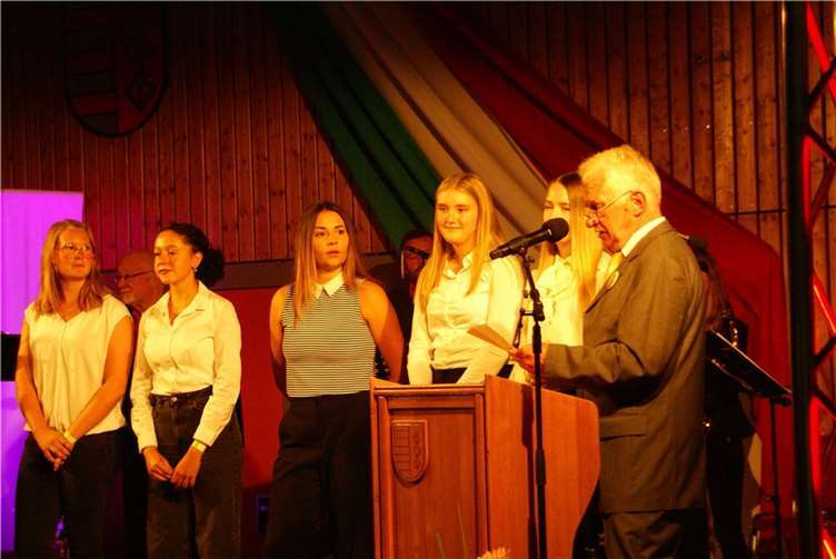 Der Ortsbürgermeister bedankt sich bei den jungen Damen für ihren aufmerksamen Service. Fotos: privat