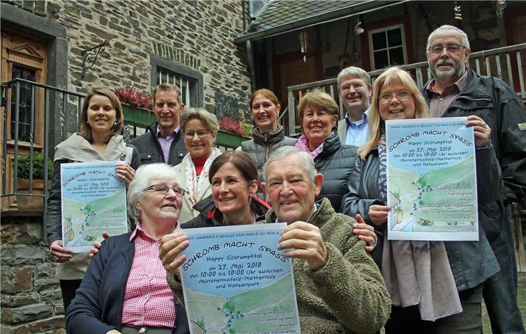Der Ortsbürgermeister von Hatzenport, Albrecht Gietzen (hinten, 3. v. re.) stellte das Programm des autofreien Erlebnistages vor. Erwin Siebenborn