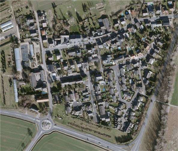 Der Ortseingang von Odendorf nach Essig wird geprägt durch einen im Jahr 2012 gebauten und durch den Bürgerverein Essig schön gestalteten Kreisel, der zugleich Einfahrt von Euskirchen in den Rhein-Sieg-Kreis und die Gemeinde Swisttal ist.Foto: Landesvermessungsamt NRW