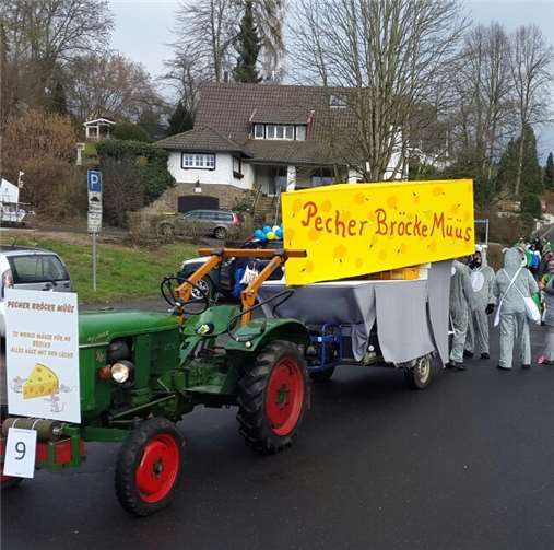 Der Ortsfestausschuss Pech e. V. hat in diesem Jahr das Motto gewählt, um auf die mit dem Brückenbau auf der Pecher Hauptstraße einhergehenden Missstände hinzuweisen. Auch der Zugweg musste den Baumaßnahmen angepasst werden. Mit der Bäckergruppe wollen die Pecher ihren Charly unterstützen.privat
